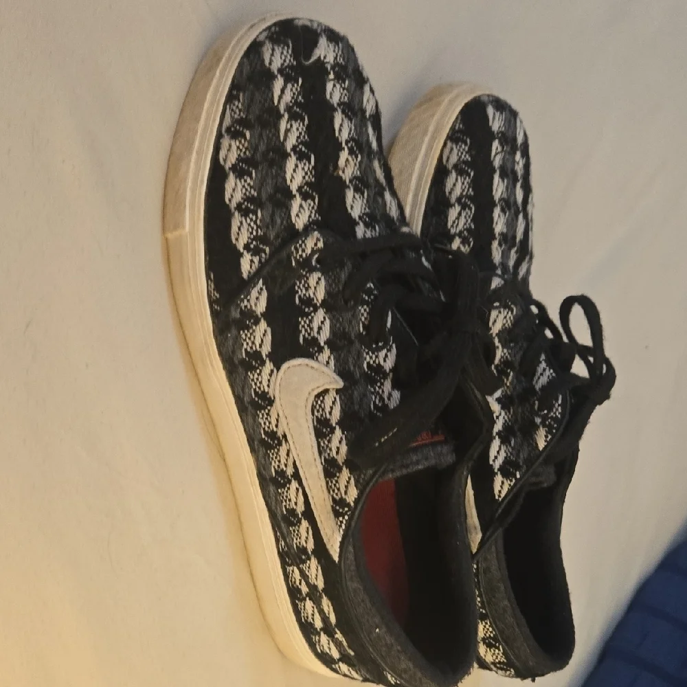 Nike Stefan Janoski sneakers. Size 8 RARE